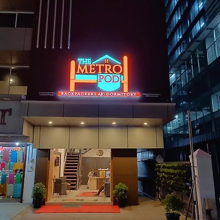 The Metro Pod - Backpackers A/C Dormitory Kochi Exteriör bild