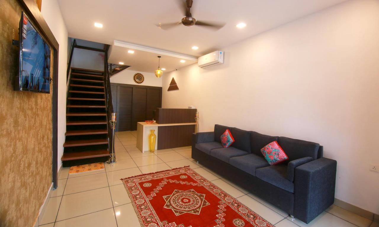 The Metro Pod - Backpackers A/C Dormitory Kochi Exteriör bild