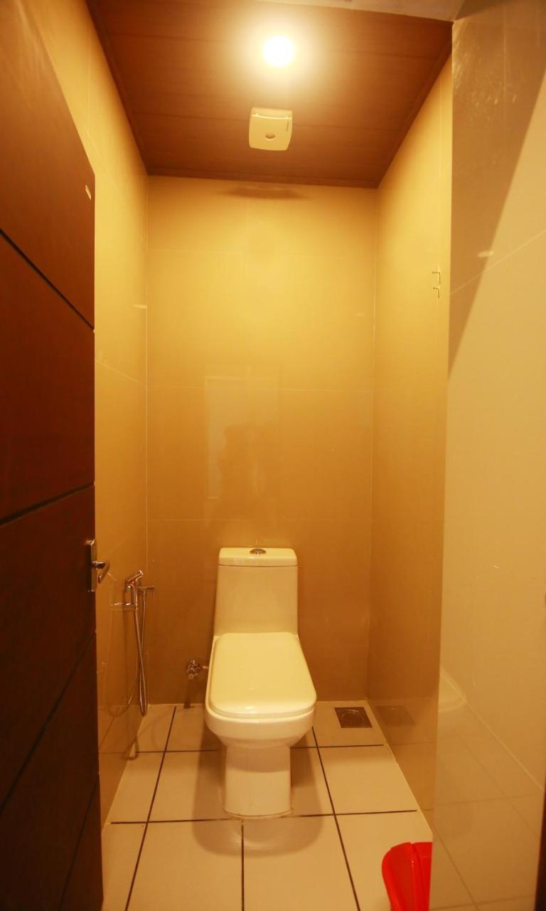 The Metro Pod - Backpackers A/C Dormitory Kochi Exteriör bild