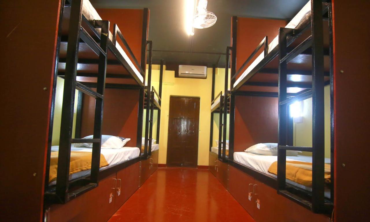 The Metro Pod - Backpackers A/C Dormitory Kochi Exteriör bild