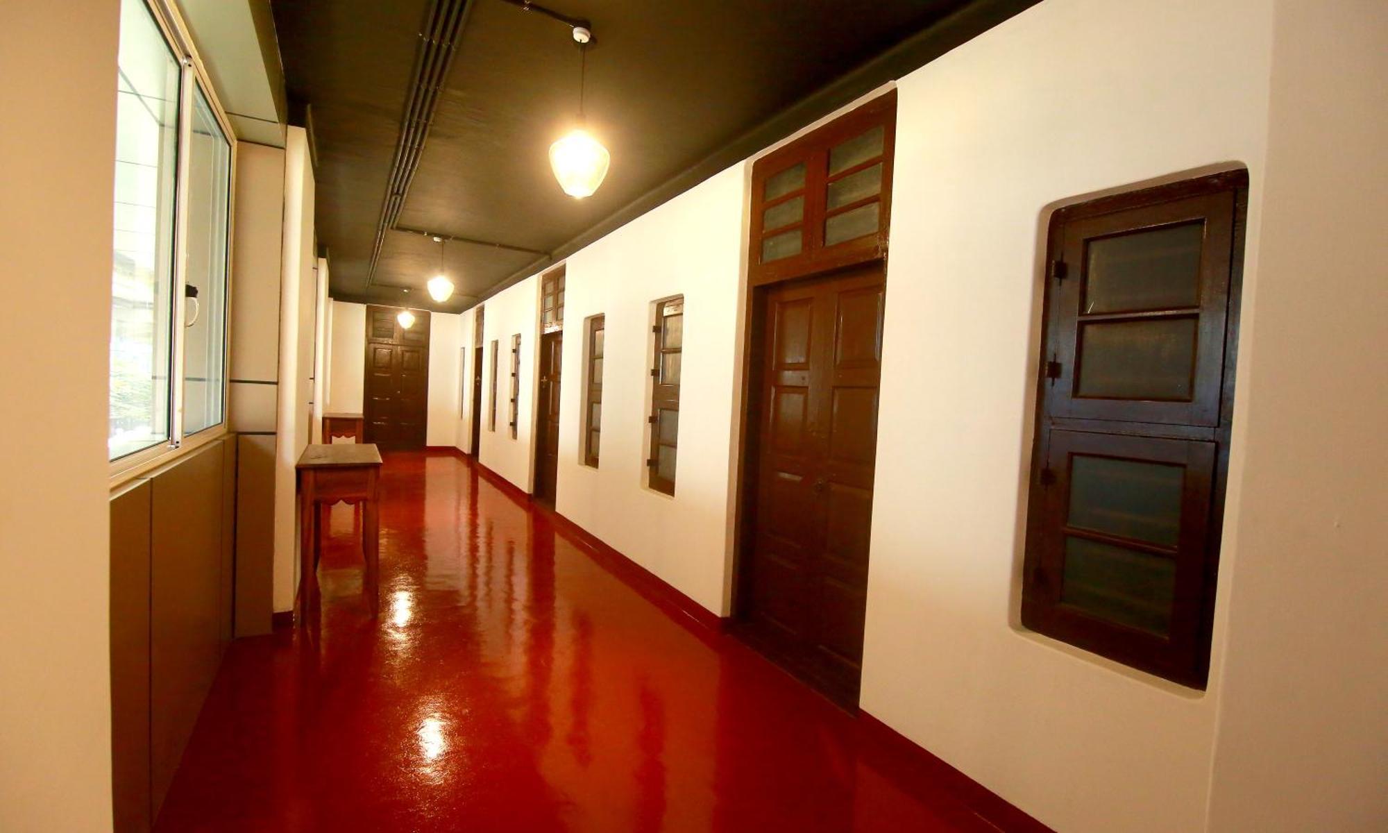 The Metro Pod - Backpackers A/C Dormitory Kochi Exteriör bild