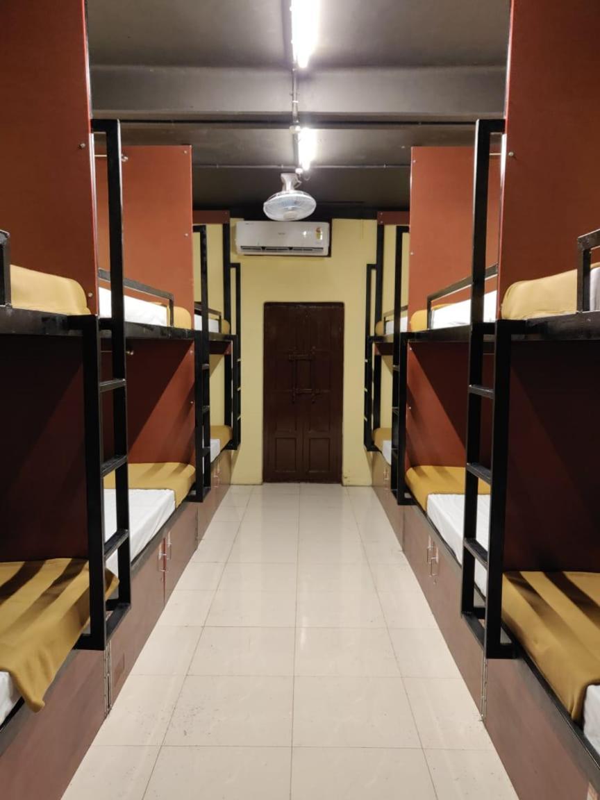 The Metro Pod - Backpackers A/C Dormitory Kochi Exteriör bild