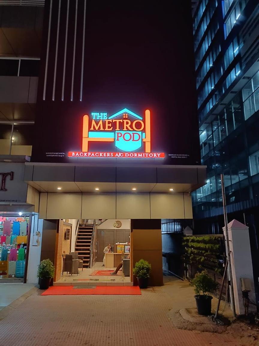 The Metro Pod - Backpackers A/C Dormitory Kochi Exteriör bild
