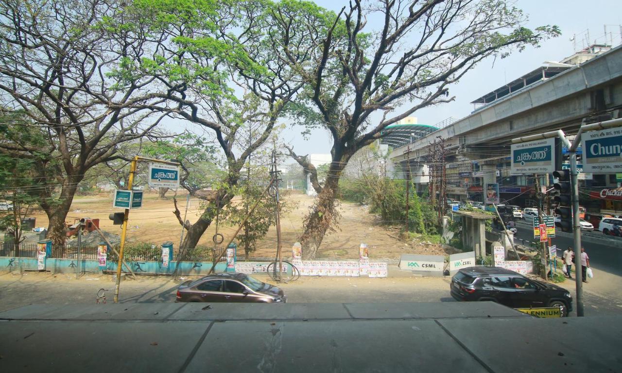 The Metro Pod - Backpackers A/C Dormitory Kochi Exteriör bild