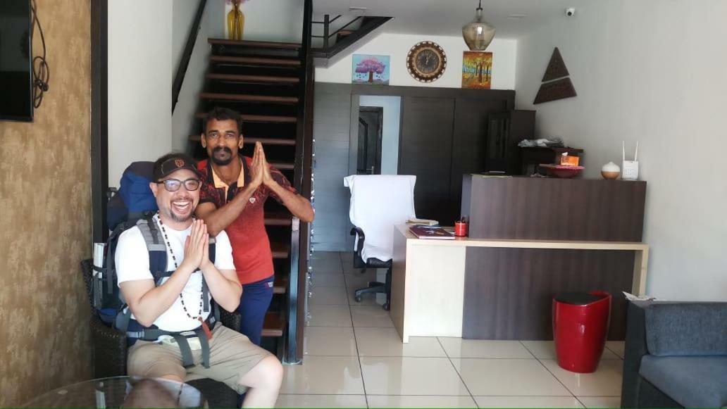 The Metro Pod - Backpackers A/C Dormitory Kochi Exteriör bild