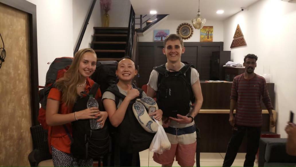 The Metro Pod - Backpackers A/C Dormitory Kochi Exteriör bild