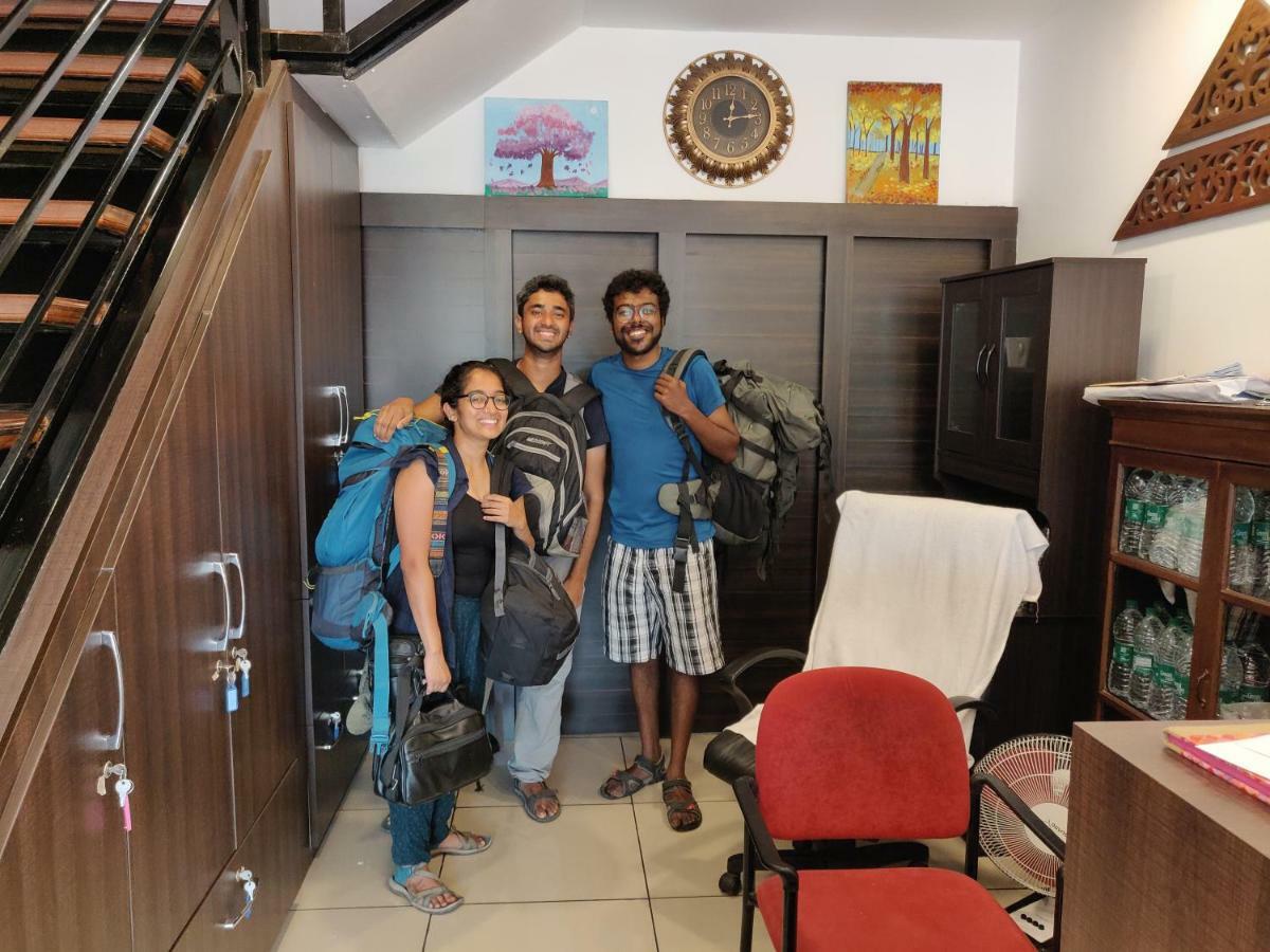 The Metro Pod - Backpackers A/C Dormitory Kochi Exteriör bild