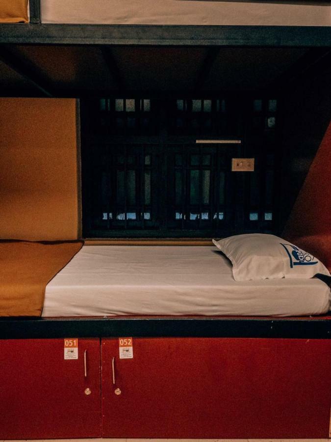 The Metro Pod - Backpackers A/C Dormitory Kochi Exteriör bild